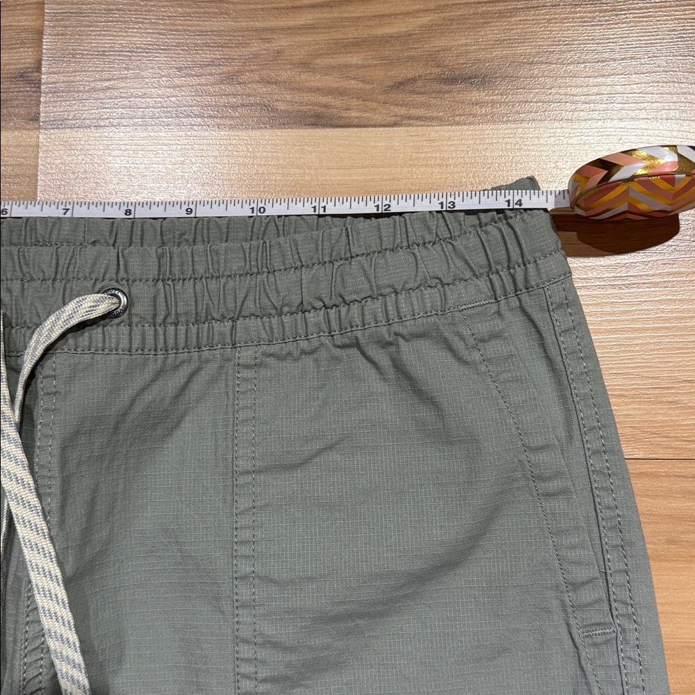Vuori Sage Green Women's Cargo Shorts - Picture 6 of 6